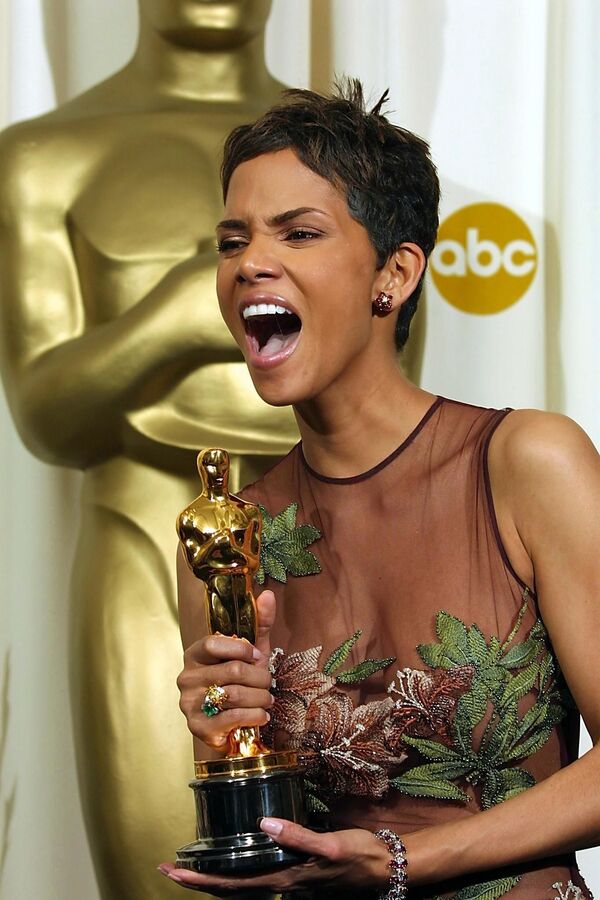 US actress Halle Berry holds the Oscar statue after winning the award for best actress in a leading role for her portrayal of Leticia Musgrove, a woman struggling to raise her son alone following her husband's execution, in the movie Monster's Ball 24 March, 2002 at the 74th Academy Awards at the Kodak Theater in Hollywood, CA.   - Sputnik International