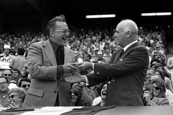Charles Finley, right, owner of the Oakland A's, presents an Oscar to actor George C. Scott during pregame ceremonies before the American League playoff game between Oakland and Detroit in this Oct. 8, 1972, photo in Oakland, Calif. Scott won the Oscar for his role in the movie Patton, but declined it, so Finley decided that Oct. 8, 1972, would be a good day to present his Oscar to the actor. Scott, the gifted, gravelly-voiced actor best known for portraying Patton and refusing the 1970 Academy Award for the performance, died Wednesday, Sept. 22, 1999. He was 71.  - Sputnik International