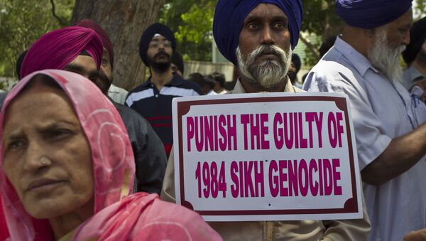 Indian Sikhs protest outside the residence of ruling Congress party president Sonia Gandhi after an Indian court Tuesday acquitted Congress party leader of charges that he incited mobs to kill Sikhs during the country's 1984 anti-Sikh riots in New Delhi, India, Thursday, May 2, 2013 - Sputnik International