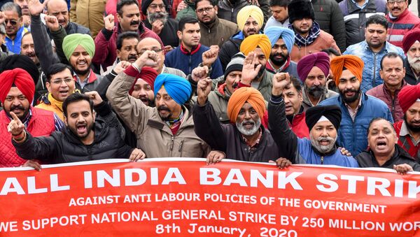 Bank employees shout slogans during a nationwide general strike called by trade unions aligned with opposition parties to protest against the Indian government's economic policies in Amritsar on January 8, 2020 - Sputnik International