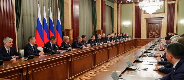 Russian President Vladimir Putin and Russian Prime Minister Dmitry Medvedev attend a meeting with the Russian government members - Sputnik International