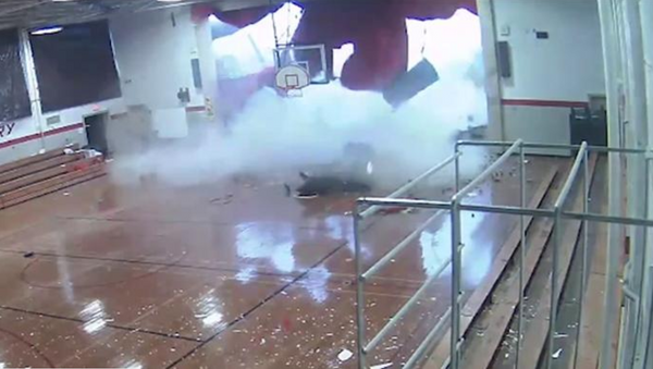 Students Flee as Thunderstorm Collapses Gym Roof at US School - Sputnik International