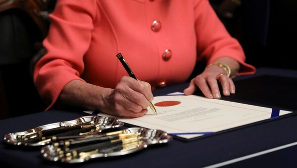 U.S. House Speaker Nancy Pelosi (D-CA) signs the two articles of impeachment of U.S. President Donald Trump - Sputnik International