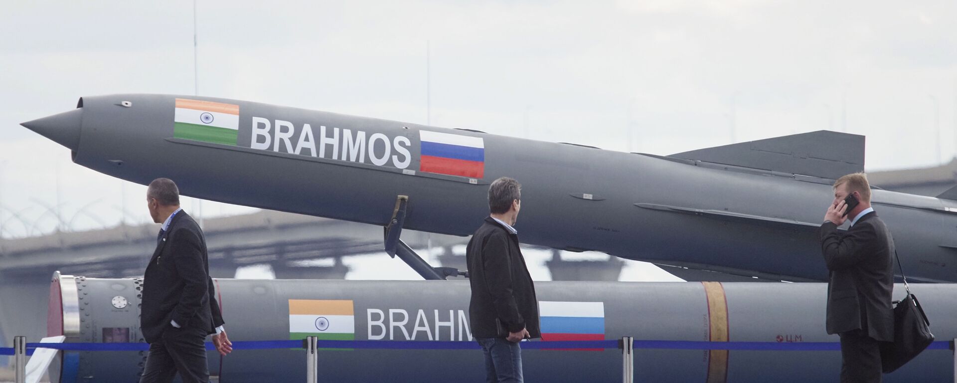 Visitors walk past an Indian Brahmos anti-ship missile at the International Maritime Defence show in St.Petersburg, Russia, Thursday, July 11, 2019 - Sputnik International, 1920, 29.08.2022
