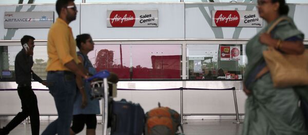 Passengers walk past the sales centre of AirAsia at Kempegowda International Airport in Bangalore, India, Wednesday, May 30, 2018 - Sputnik International