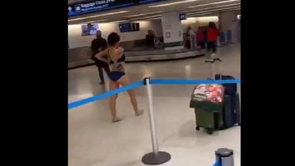 Woman Strips Naked, Strolls Through Miami Airport Singing - Sputnik International