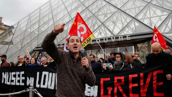 Striking workers block the entry at the glass Pyramid of the Louvre museum in Paris as France faces its 44th consecutive day of strikes January 17, 2020 - Sputnik International