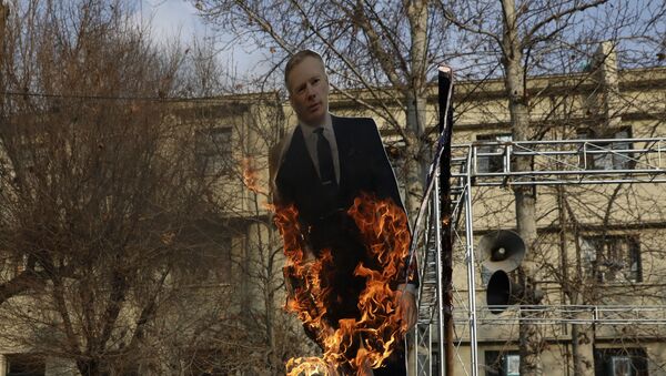 Pro-government protesters set fire to a life size cut out of Britain's ambassador to Tehran Rob Macaire at a gathering to commemorate the late Iranian Gen. Qassem Soleimani, who was killed in Iraq in a U.S. drone attack on Jan. 3, and victims of the Ukrainian plane that was mistakenly downed by the Revolutionary Guard last Wednesday, at the Tehran University campus in Tehran, Iran, Tuesday, Jan. 14, 2020 - Sputnik International