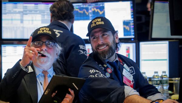 Traders work on the floor at the New York Stock Exchange (NYSE) in New York, U.S., January 15, 2020. - Sputnik International