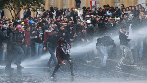 Demonstrators Hit by Water Canon During Protests in Beirut - Sputnik International