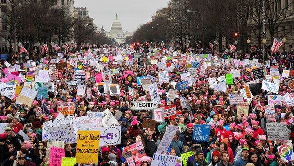 Hundreds of thousands march down Pennsylvania Avenue during the Women's March in Washington, DC - Sputnik International