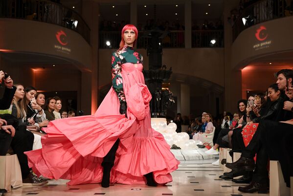 From Ushanka Hats to Latex Bondage Outfits: Alluring Apparel at Berlin Fashion Week - Sputnik International