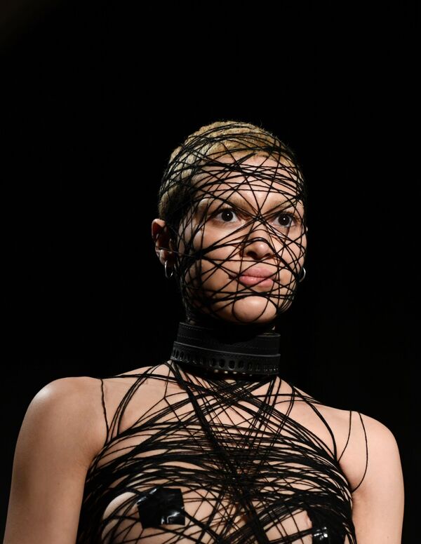 From Ushanka Hats to Latex Bondage Outfits: Alluring Apparel at Berlin Fashion Week - Sputnik International