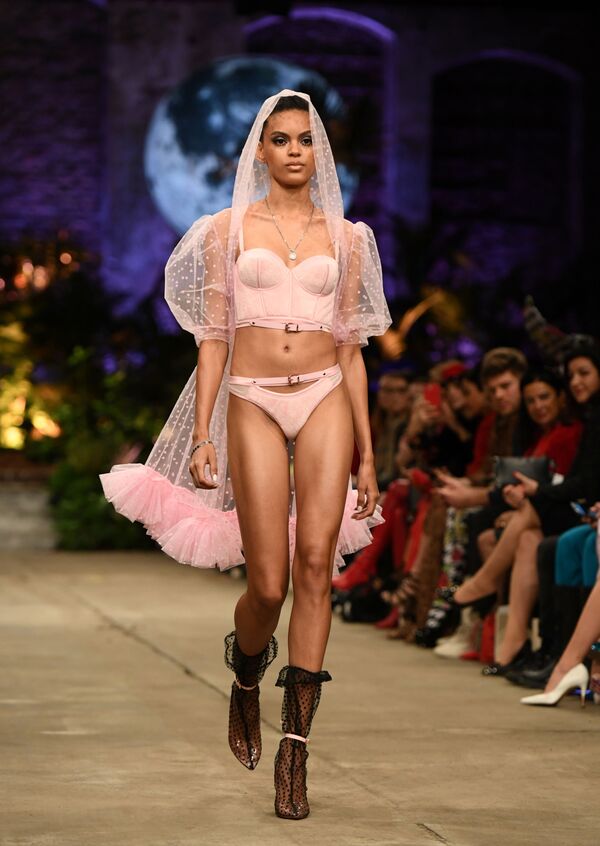 From Ushanka Hats to Latex Bondage Outfits: Alluring Apparel at Berlin Fashion Week - Sputnik International