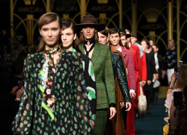 From Ushanka Hats to Latex Bondage Outfits: Alluring Apparel at Berlin Fashion Week - Sputnik International