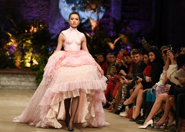 From Ushanka Hats to Latex Bondage Outfits: Alluring Apparel at Berlin Fashion Week - Sputnik International