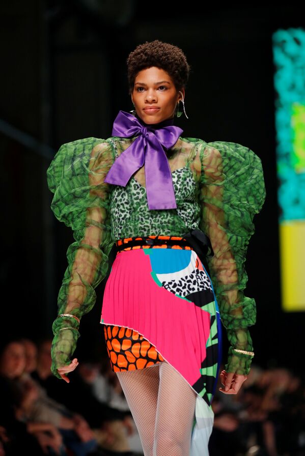 From Ushanka Hats to Latex Bondage Outfits: Alluring Apparel at Berlin Fashion Week - Sputnik International