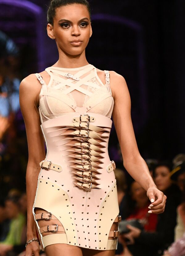 From Ushanka Hats to Latex Bondage Outfits: Alluring Apparel at Berlin Fashion Week - Sputnik International