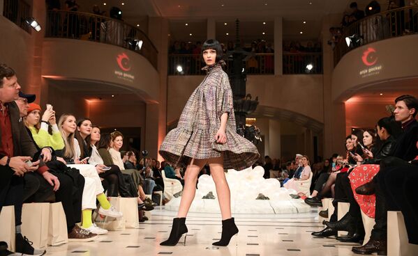 From Ushanka Hats to Latex Bondage Outfits: Alluring Apparel at Berlin Fashion Week - Sputnik International