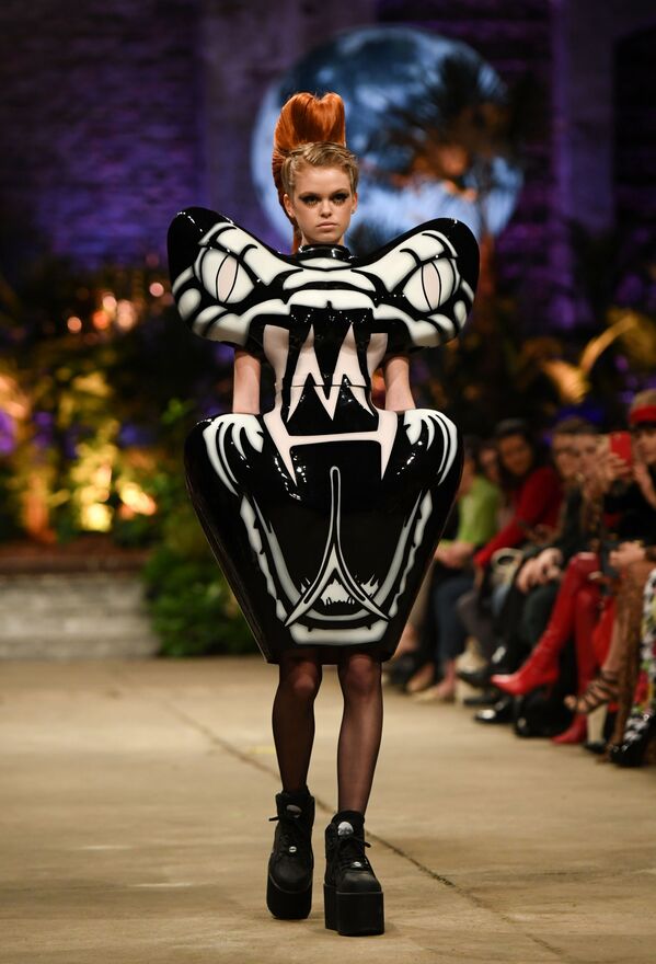 From Ushanka Hats to Latex Bondage Outfits: Alluring Apparel at Berlin Fashion Week - Sputnik International