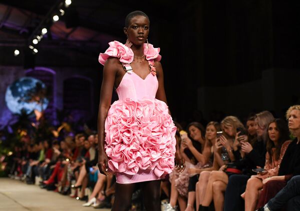 From Ushanka Hats to Latex Bondage Outfits: Alluring Apparel at Berlin Fashion Week - Sputnik International