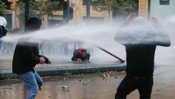 Demonstrators Are Hit by Water Cannon in Beirut - Sputnik International