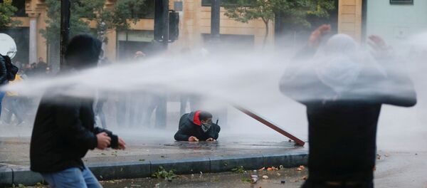 Demonstrators Are Hit by Water Cannon in Beirut - Sputnik International