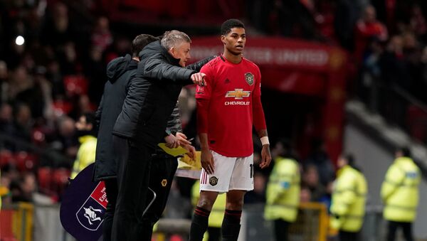 Soccer Football - FA Cup Third Round Replay - Manchester United v Wolverhampton Wanderers - Old Trafford, Manchester, Britain - January 15, 2020   Manchester United manager Ole Gunnar Solskjaer talks to Marcus Rashford as he prepares to come on  - Sputnik International