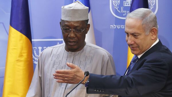 Israeli Prime Minister Benjamin Netanyahu, right, and President of Chad Idriss Deby give a joint press conference (File) - Sputnik International