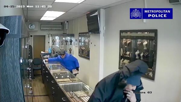 Viral CCTV footage of a robbery in Harringey, London - Sputnik International