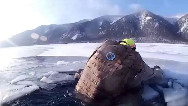 Tourists fall into frozen lake in Russia's Siberia - Sputnik International
