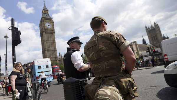 A member of the army joins police officers in Westminster, London, Wednesday, 24 May 2017 - Sputnik International