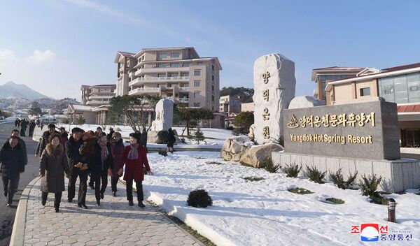 Sleighs, Skis and Hot Springs: North Koreans Show How to Relax at Newly-Open Yangdok Resort - Sputnik International