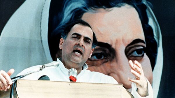 Indian Prime Minister Rajiv Gandhi addressing a massive rally to mark the anniversary of his mother's assassination - Sputnik International