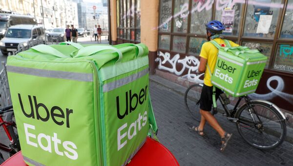 An Uber Eats food delivery courier pulls a bicycle in central Kiev, Ukraine September 9, 2019 - Sputnik International