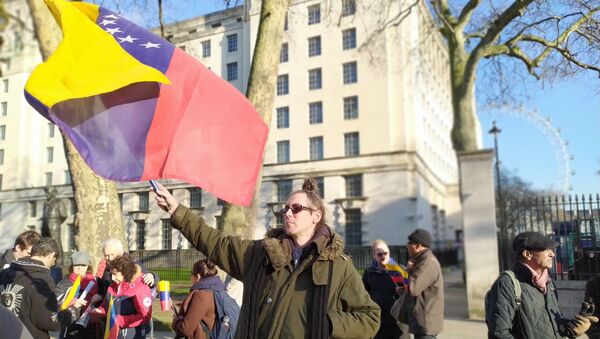 Man waves Venezuelan flag across from number 10 Downing Street during demo on 21 January 2020 - Sputnik International