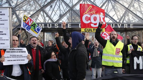 Striking employees demonstrate outside the Louvre museum Friday, Jan. 17, 2020 in Paris. Paris' Louvre museum was closed Friday as dozens of protesters blocked the entrance to denounce the French government's plans to overhaul the pension system. (AP Photo/Francois Mori) - Sputnik International