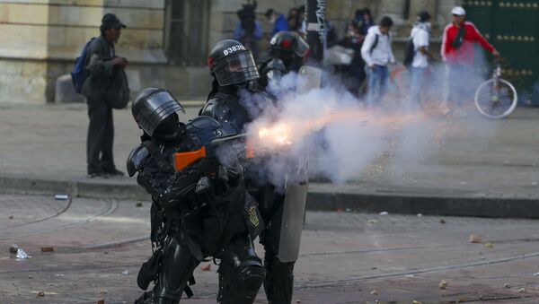 Police during clashes with anti-government protesters in downtown Bogota - Sputnik International