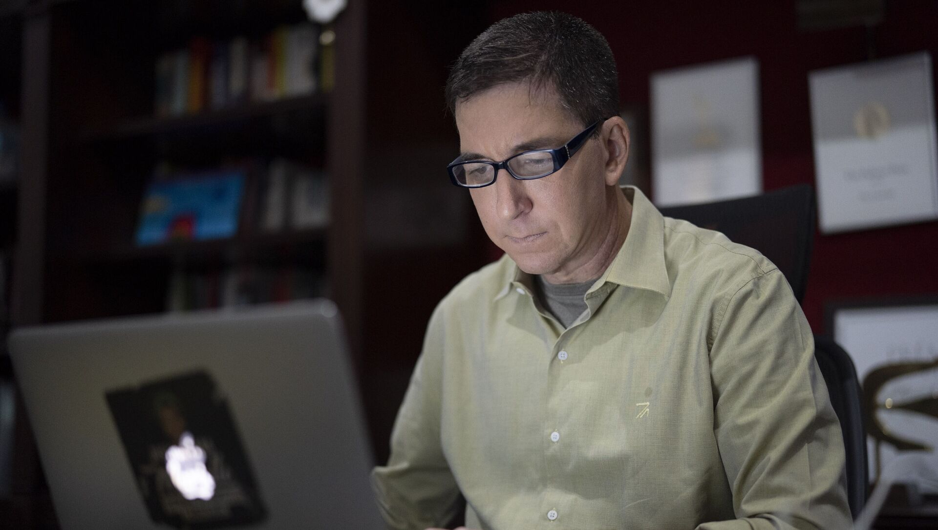In this July 10, 2019 file photo, U.S. journalist Glenn Greenwald checks his news website at his home in Rio de Janeiro, Brazil. Brazilian prosecutors accused Greenwald on Tuesday, Jan. 21, 2020, of involvement in hacking the phones of Brazilian officials involved in a corruption investigation, though Brazil's high court had blocked investigations of the journalist or his Brazil-based news outlet in relation to the case. - Sputnik International, 1920, 28.04.2021