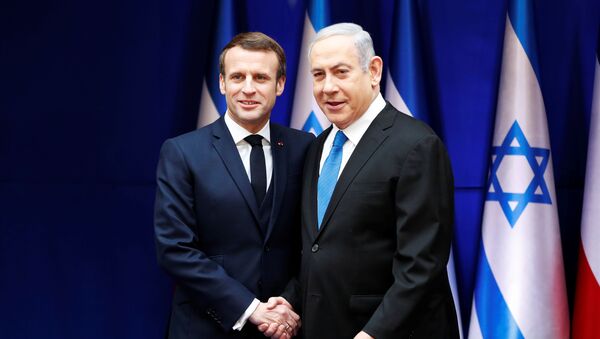 Israeli Prime Minister Benjamin Netanyahu and French President Emmanuel Macron shake hands during their meeting in Jerusalem January 22, 2020 - Sputnik International