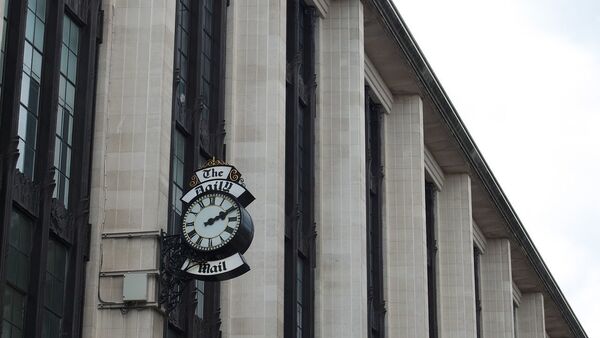The Daily Mail clock, on the Young Street side of the Barkers building just off Kensington High Street - Sputnik International