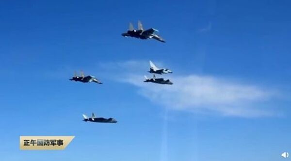 Video: China’s J-20 Stealth Fighter Dogfights With J-16, J-10 Jets Video: China’s J-20 Stealth Fighter Dogfights With J-16, J-10 Jets - Sputnik International