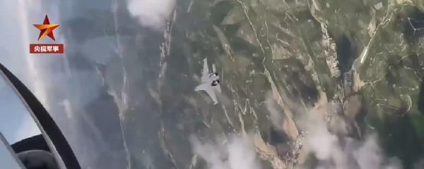 A Chinese PLAAF J-20 pilot locked in a dogfight with a J-16 pilot during combat drills A Chinese PLAAF J-20 pilot locked in a dogfight with a J-16 pilot during combat drills - Sputnik International