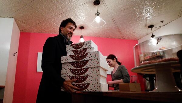 Canadian Prime Minister Justin Trudeau buys doughnuts at a Winnipeg bakery, Monday, 20 January 2020 - Sputnik International