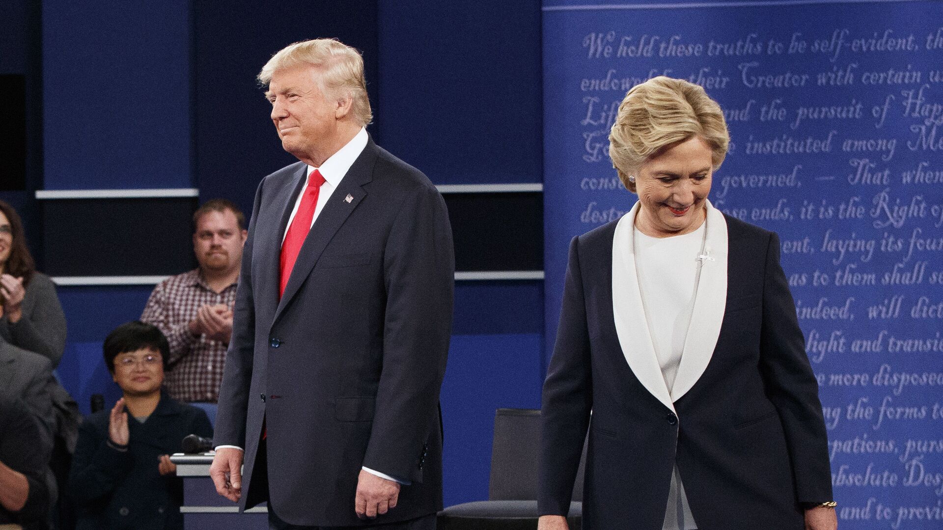 Republican presidential candidate Donald Trump, left, and Democratic presidential candidate Hillary Clinton walk to their seats after arriving for the second presidential debate at Washington University, Sunday, Oct. 9, 2016, in St. Louis - Sputnik International, 1920, 30.03.2022