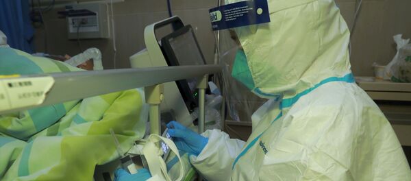 A medical staff attends a patient with pneumonia caused by the new coronavirus at the Zhongnan Hospital of Wuhan University, in Wuhan, Hubei province, China January 22, 2020 - Sputnik International