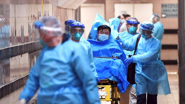 Medical staff transfer a patient of a highly suspected case of a new coronavirus at the Queen Elizabeth Hospital in Hong Kong, China January 22, 2020.  - Sputnik International
