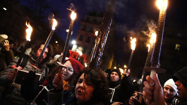 Demonstrators take part in a march with torches during a protest against pension reforms in Paris, France, Thursday, Jan. 23, 2020 - Sputnik International