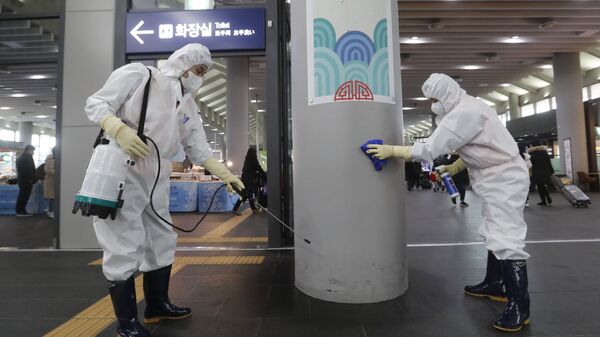 Рабочие дезинфицируют станцию Сусео в Сеуле в расках борьбы с коронавирусам, Южная Корея - Sputnik International