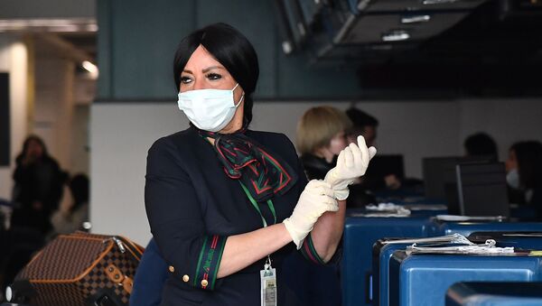 An Airport Employee Puts on Protective Gloves and Respiratory Mask at Rome's Fiumicino Airport - Sputnik International